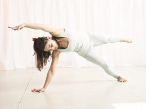 https://www.soulandsurf.com/wp-content/uploads/2021/01/Yoga-for-surfers-scissor-sideplank-4-300x225.jpg